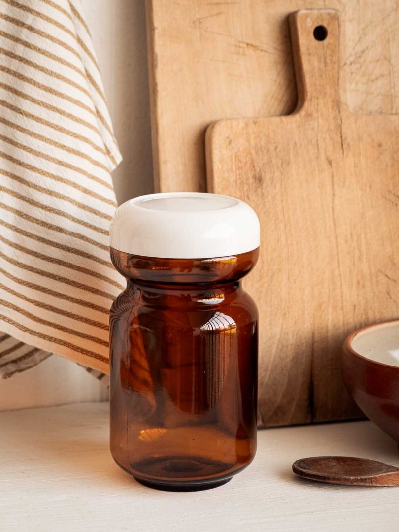 bocal en verre ambré vintage avec son bouchon en plastique blanc