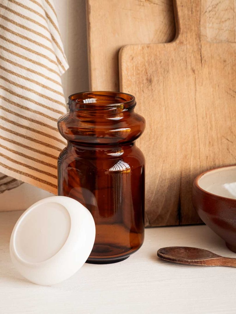 bocal en verre ambré vintage avec son bouchon en plastique blanc