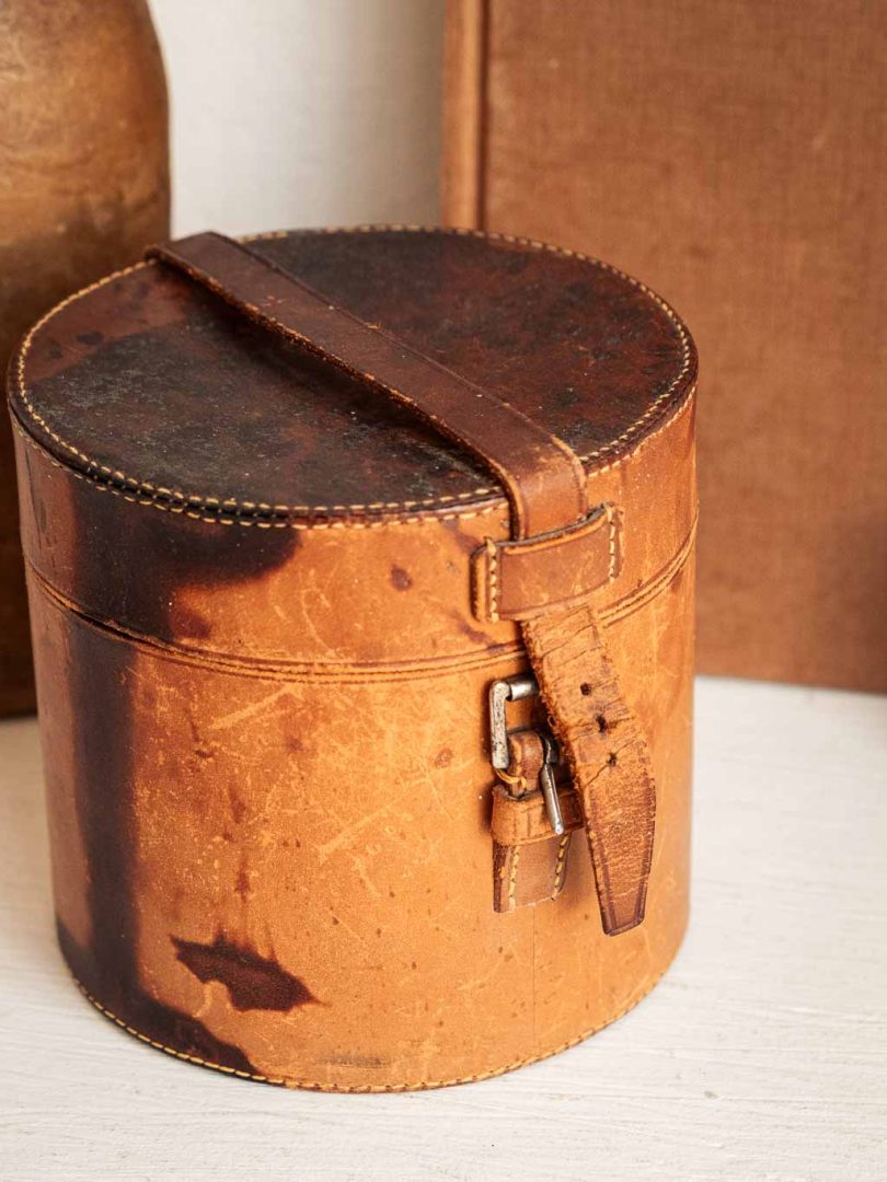 ancienne boite ronde en cuir pour les cols