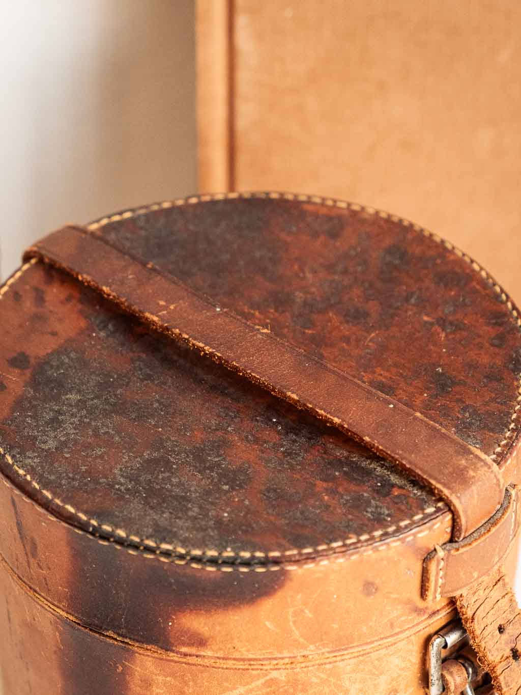 ancienne boite ronde en cuir pour les cols