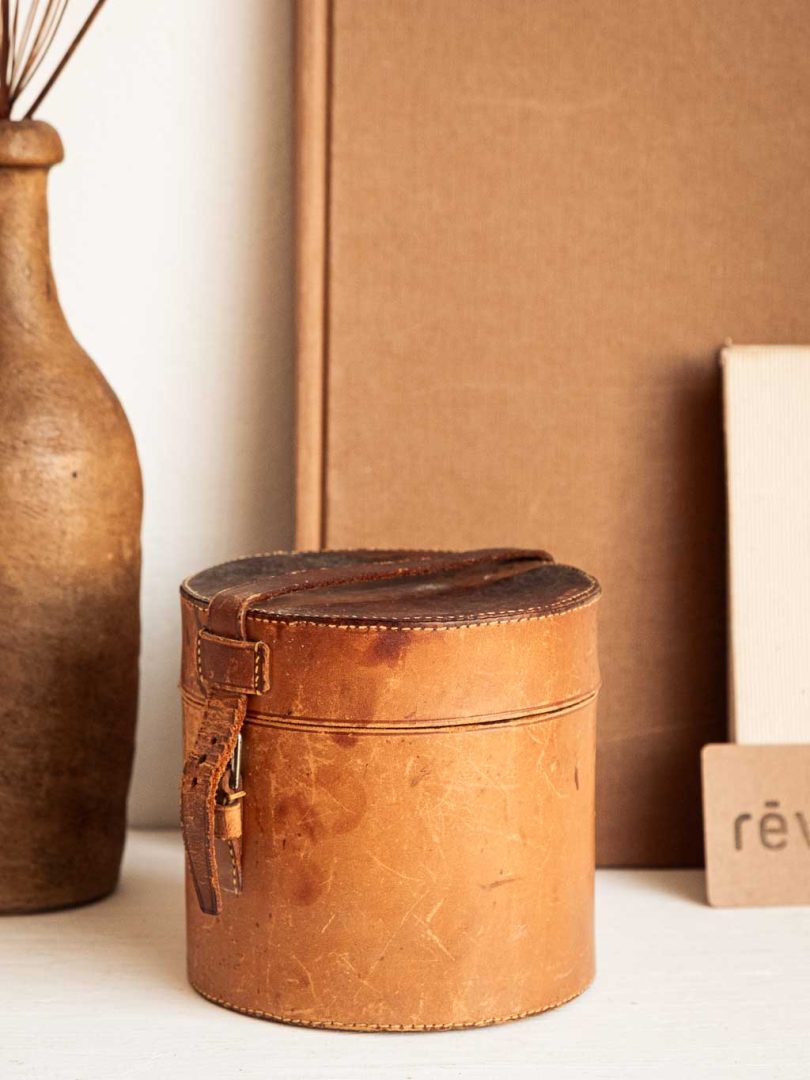 ancienne boite ronde en cuir pour les cols