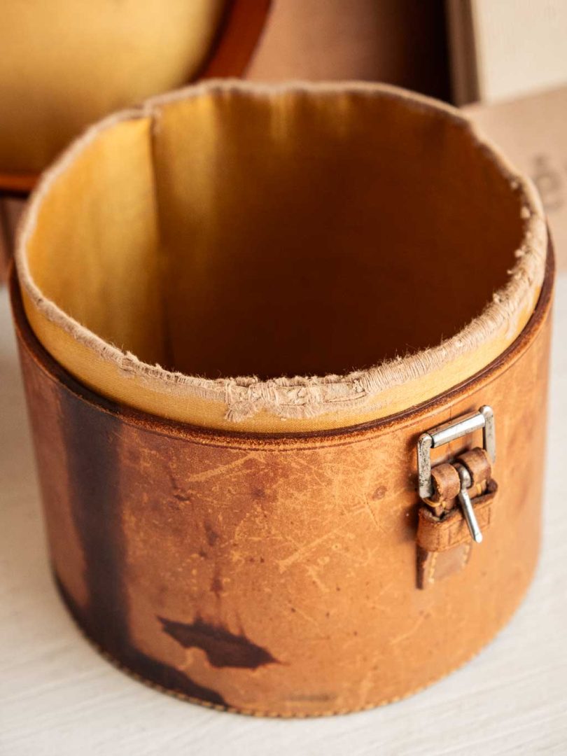 ancienne boite ronde en cuir pour les cols
