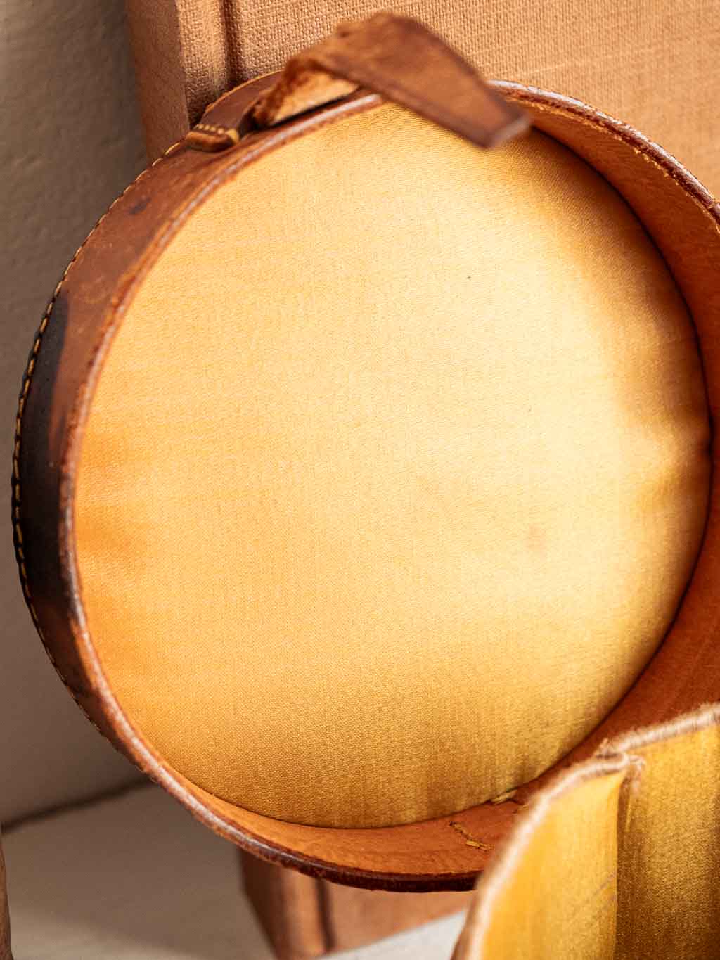 ancienne boite ronde en cuir pour les cols