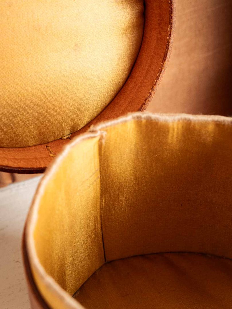 ancienne boite ronde en cuir pour les cols