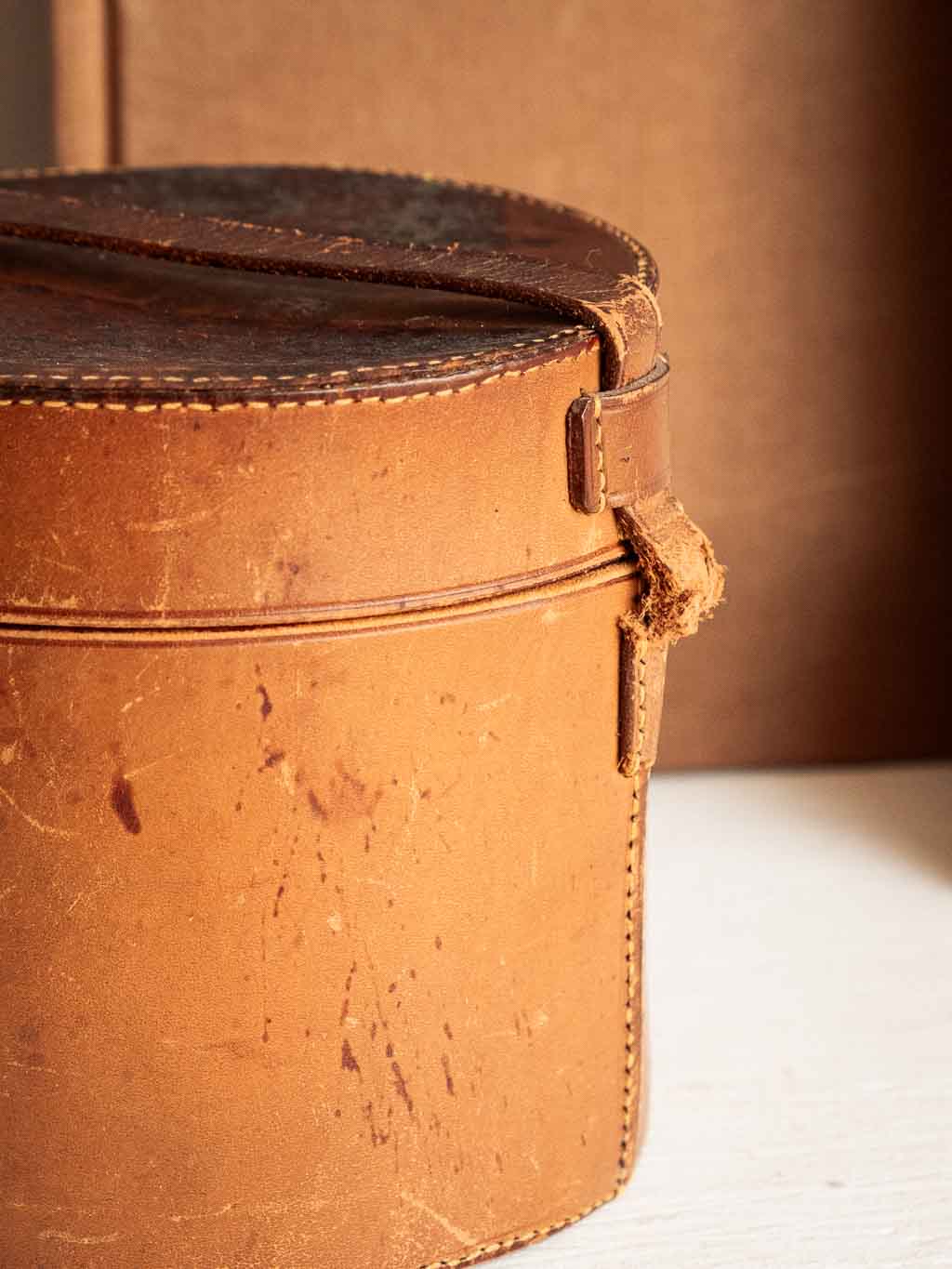 ancienne boite ronde en cuir pour les cols