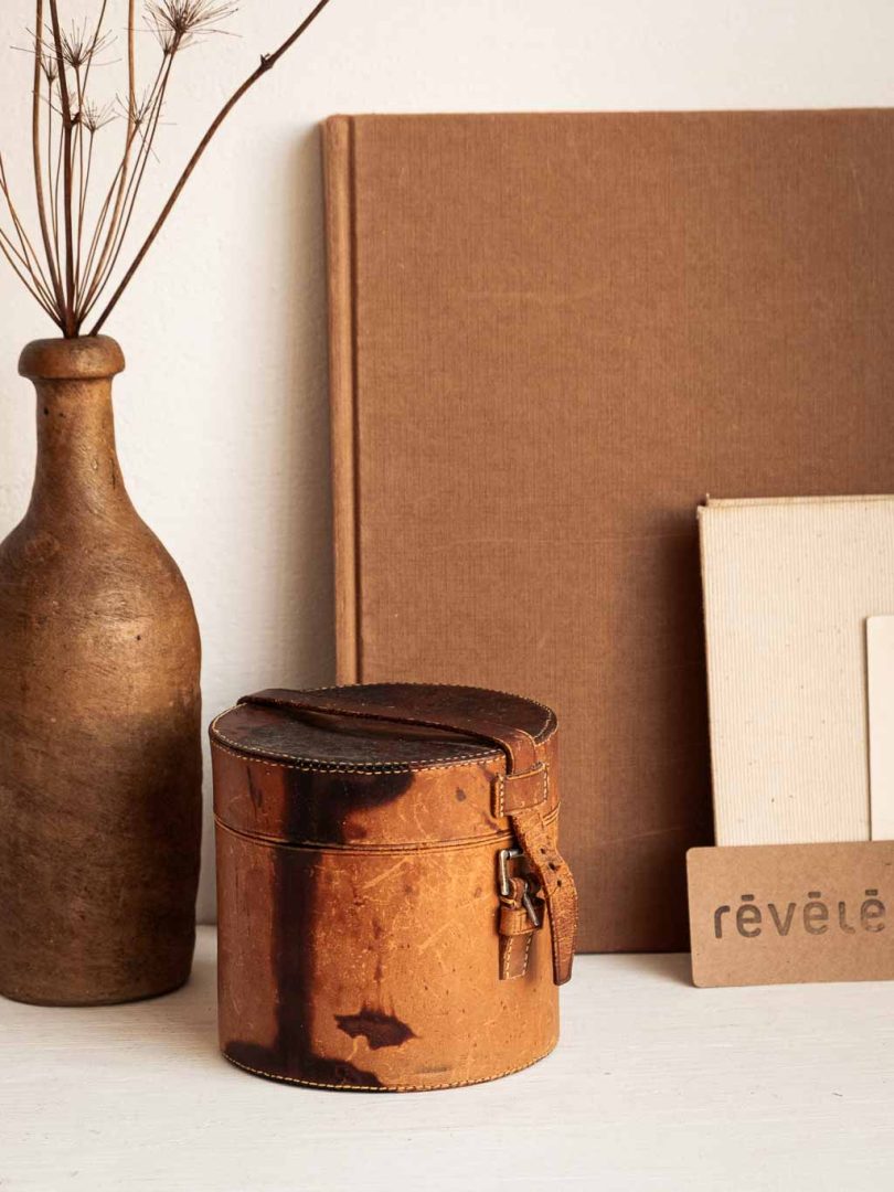 ancienne boite ronde en cuir pour les cols