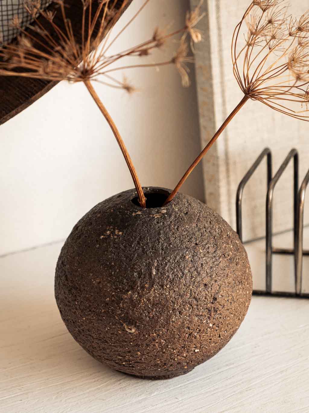 vase boule en terre noire brute grattée