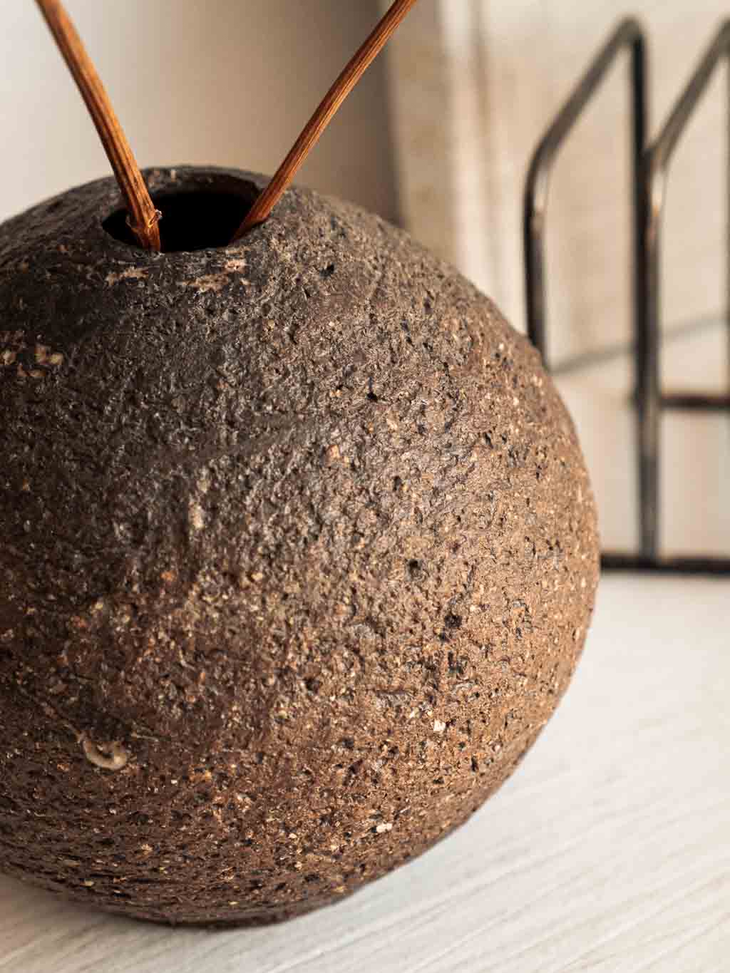 vase boule en terre noire brute grattée