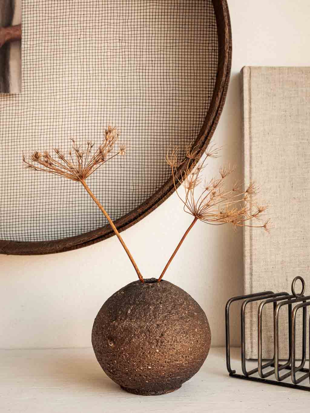 vase boule en terre noire brute grattée