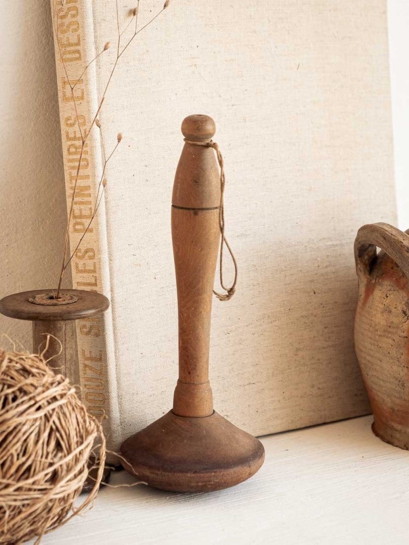 Ancien pilon presse purée en bois brut