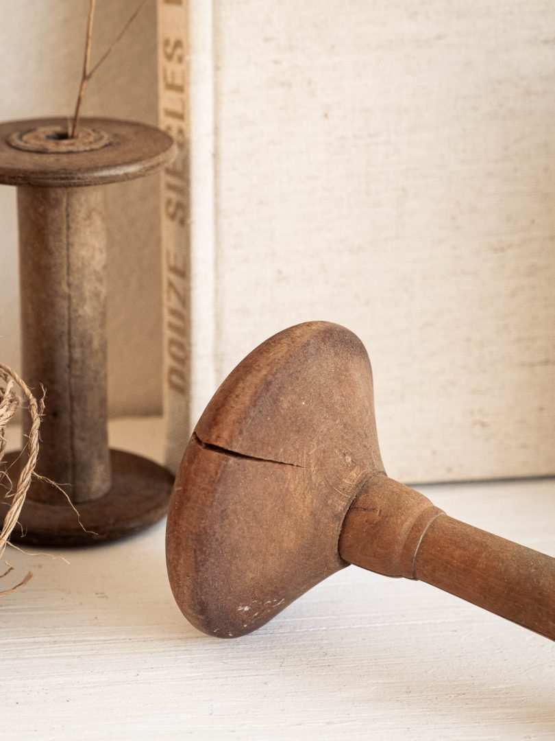 Ancien pilon presse purée en bois brut