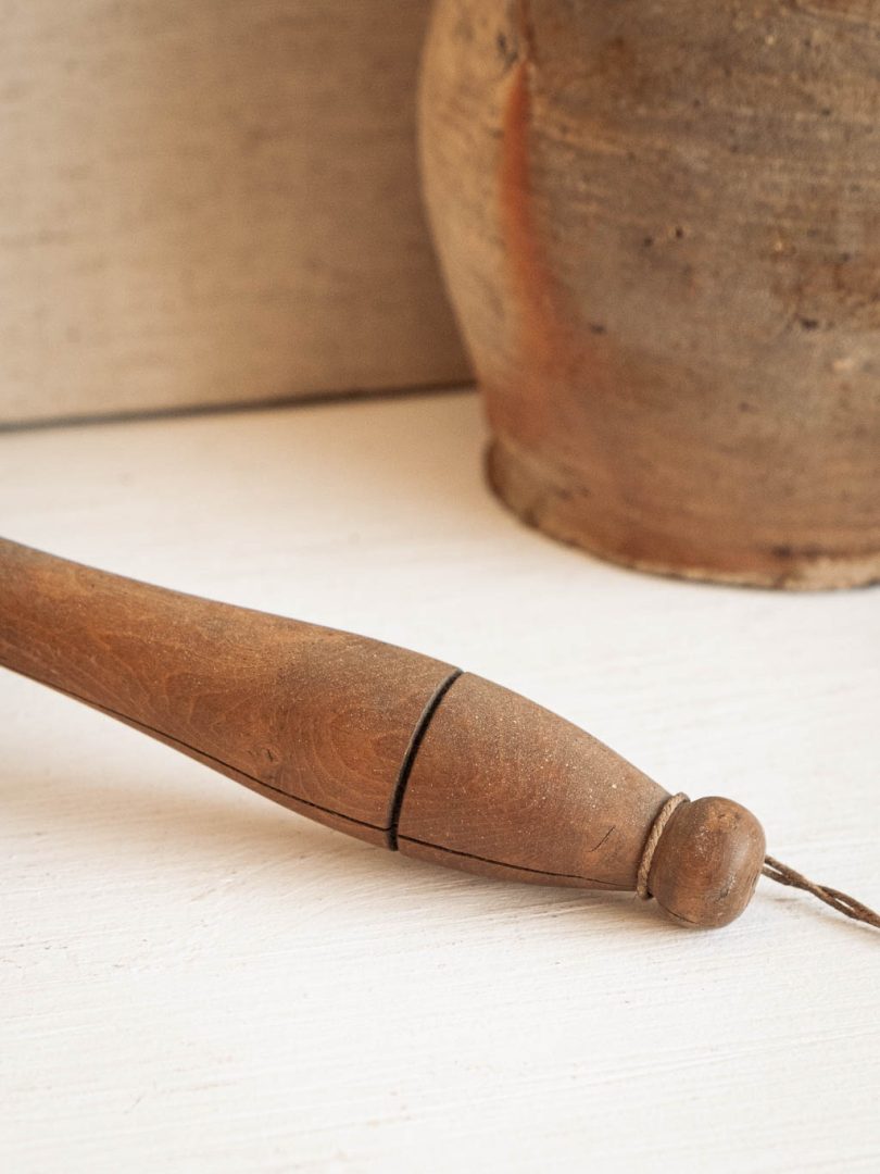 Ancien pilon presse purée en bois brut