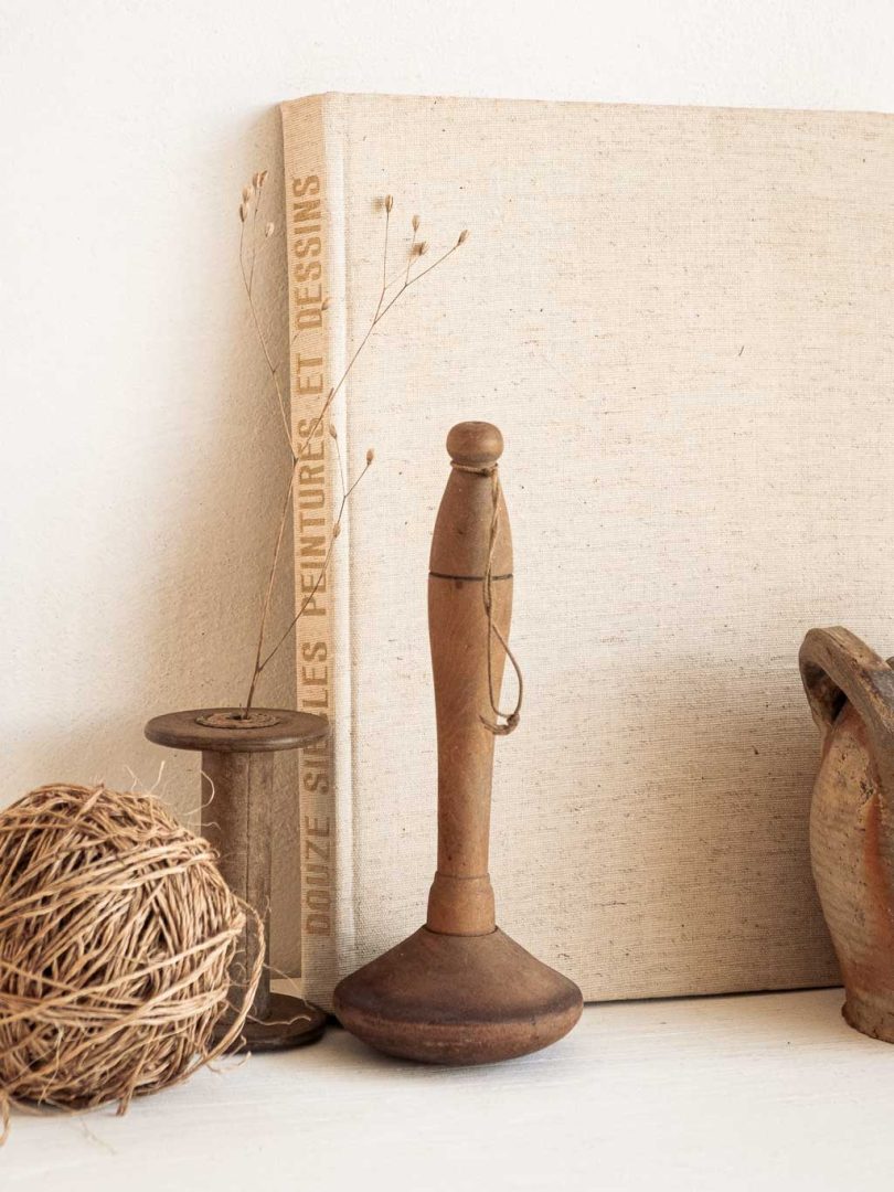 Ancien pilon presse purée en bois brut