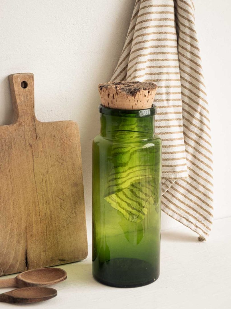 grand bocal en verre vert avec son bouchon en liège