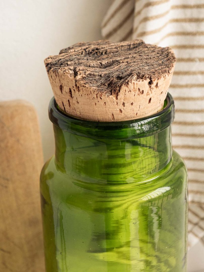 grand bocal en verre vert avec son bouchon en liège