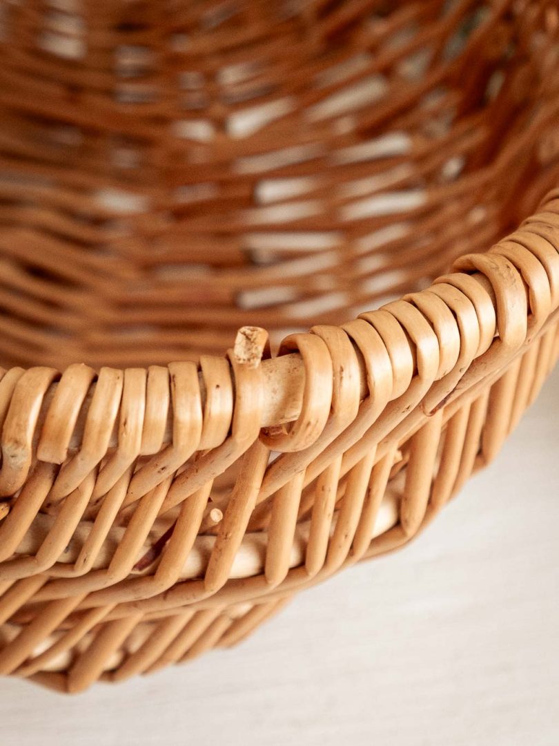 petit panier ancien en osier clair