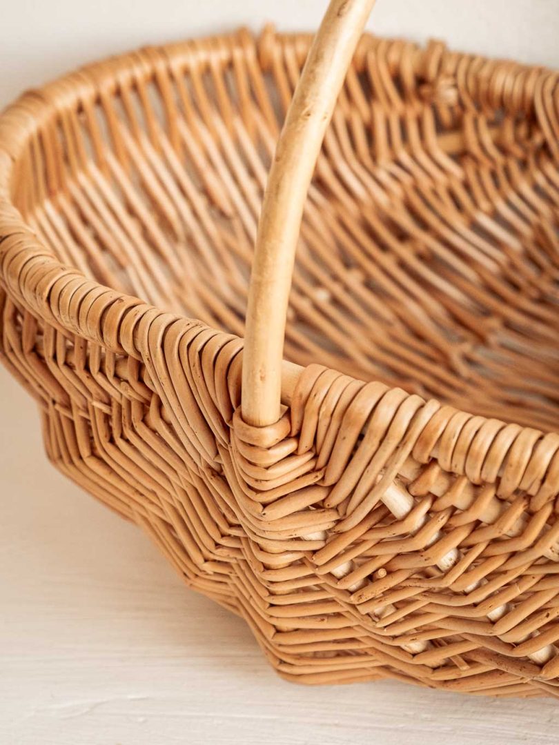 petit panier ancien en osier clair