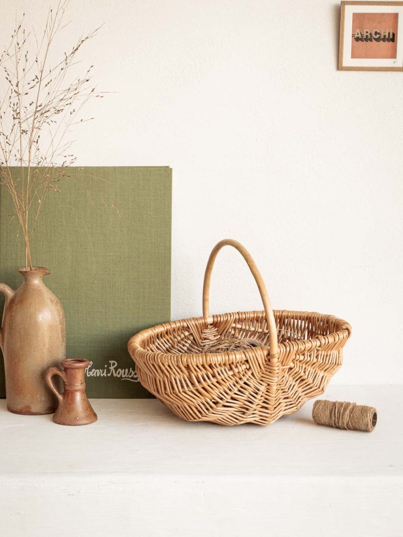 petit panier ancien en osier clair