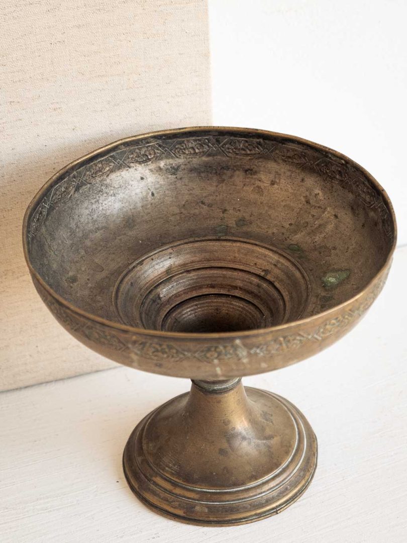 coupe sur pied en métal doré, laiton