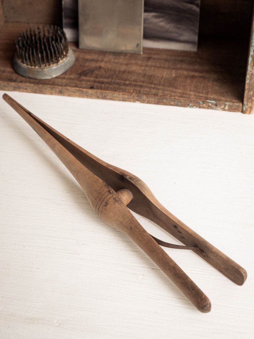 Ancienne pince à gants en bois - 1900