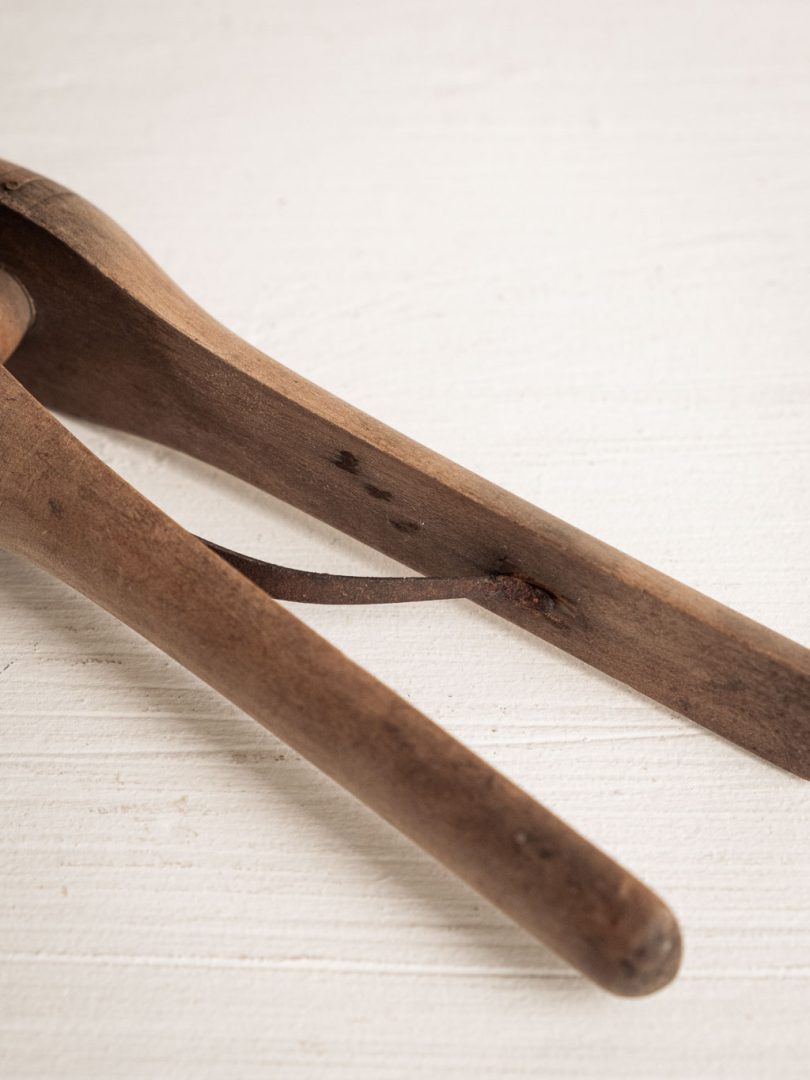 Ancienne pince à gants en bois - 1900