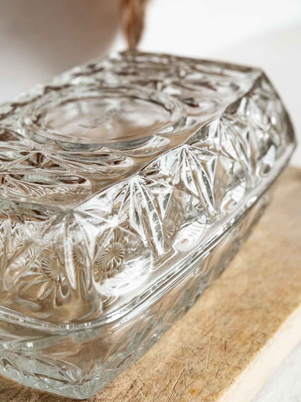 Beurrier vintage en verre moulé Lever