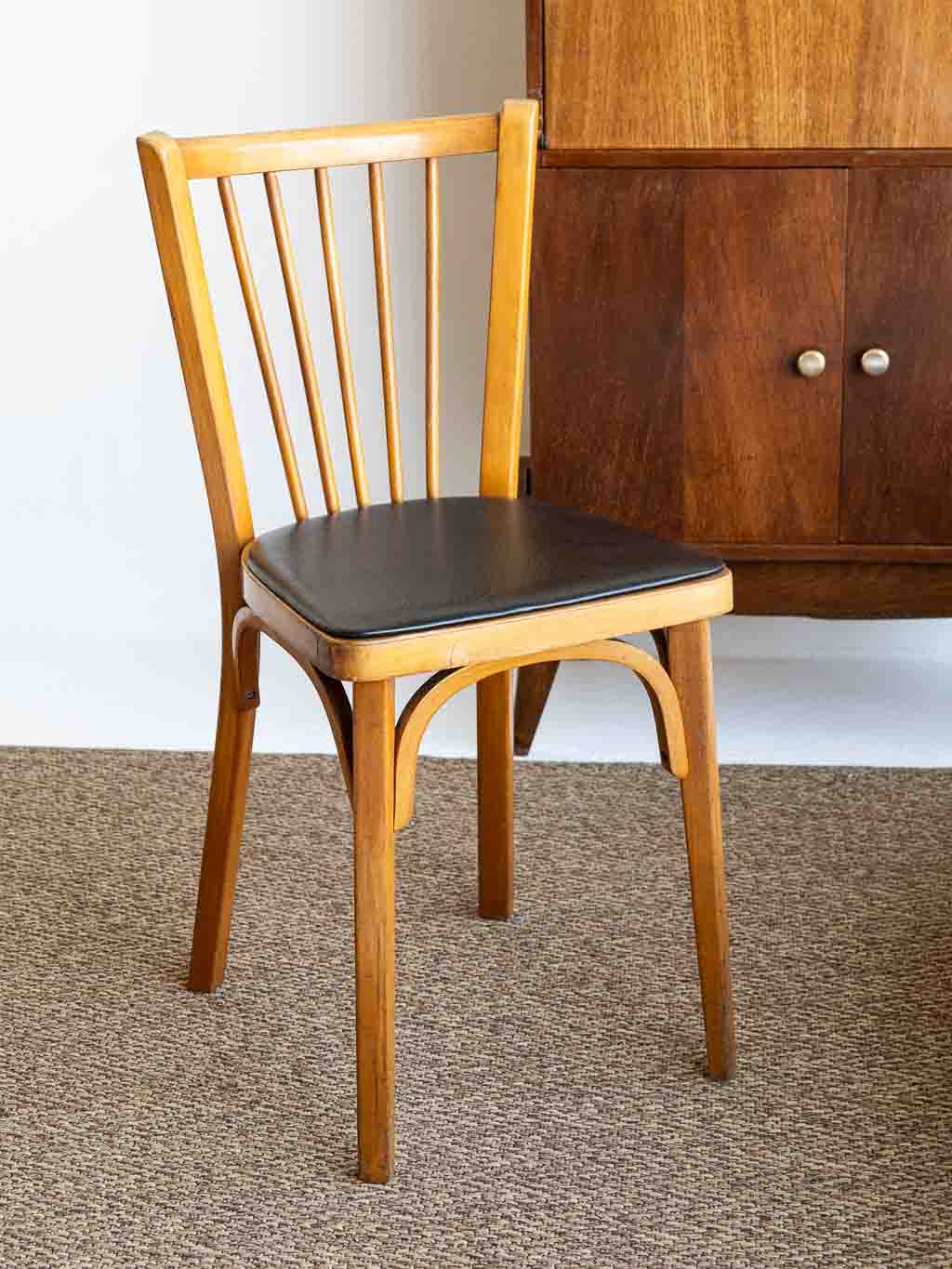 chaise bistrot Baumann 153 en hêtre verni et assise simili noir