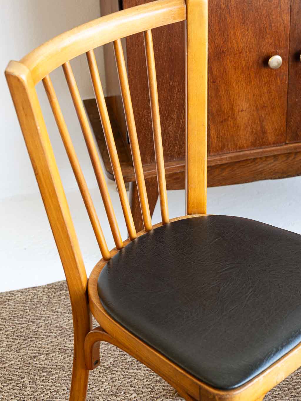chaise bistrot Baumann 153 en hêtre verni et assise simili noir