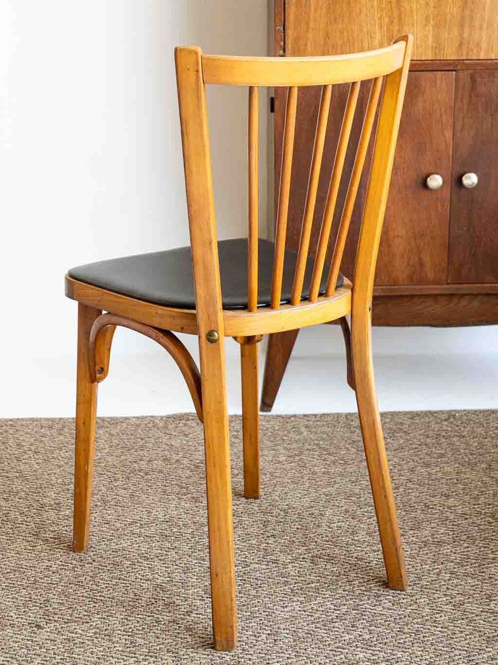 chaise bistrot Baumann 153 en hêtre verni et assise simili noir