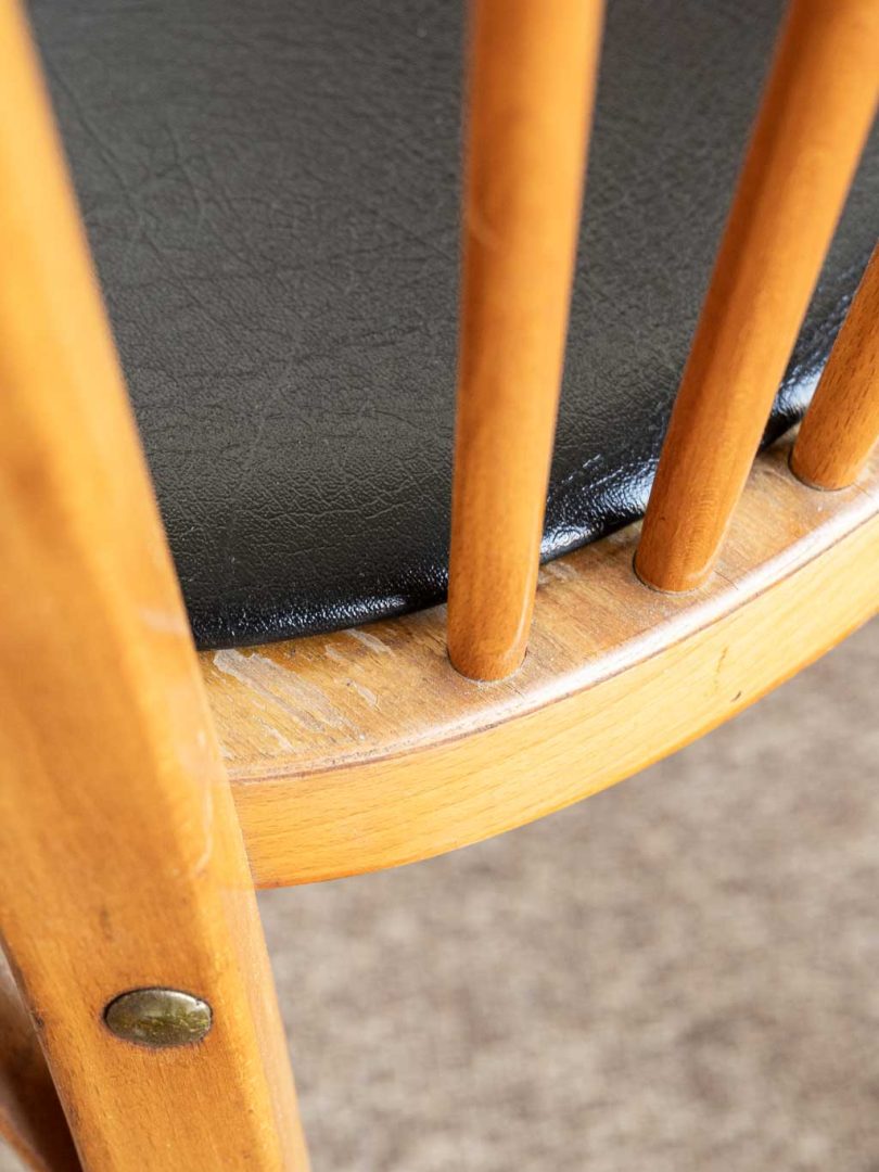 chaise bistrot Baumann 153 en hêtre verni et assise simili noir