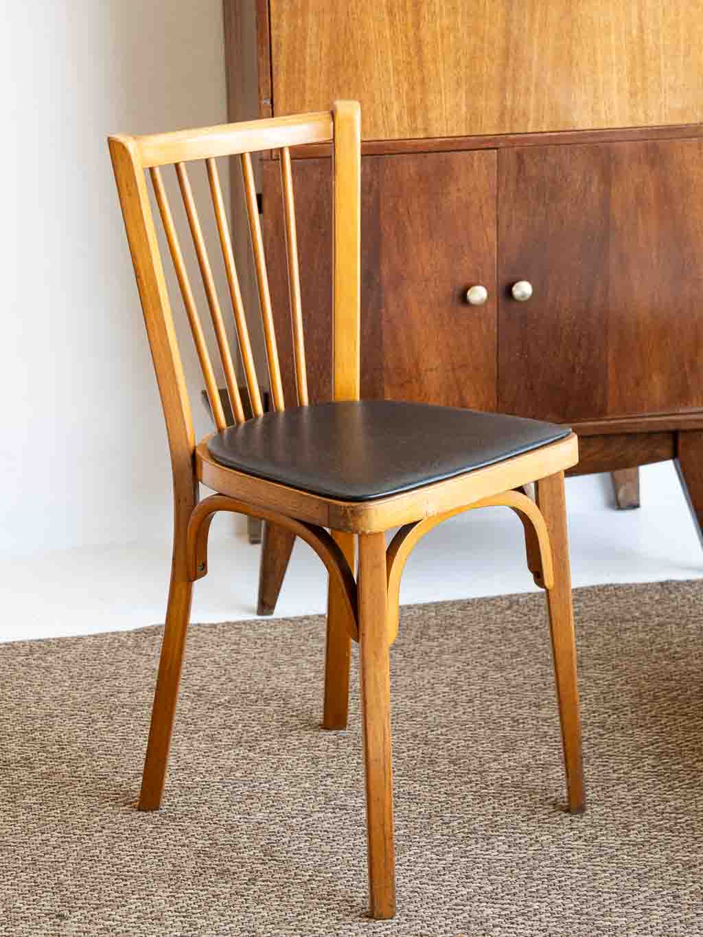 chaise bistrot Baumann 153 en hêtre verni et assise simili noir