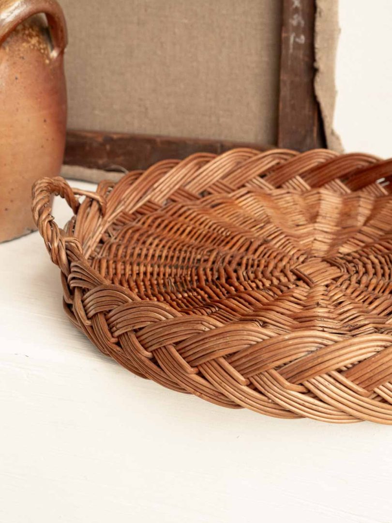 Grand plateau de service rond en osier, détail