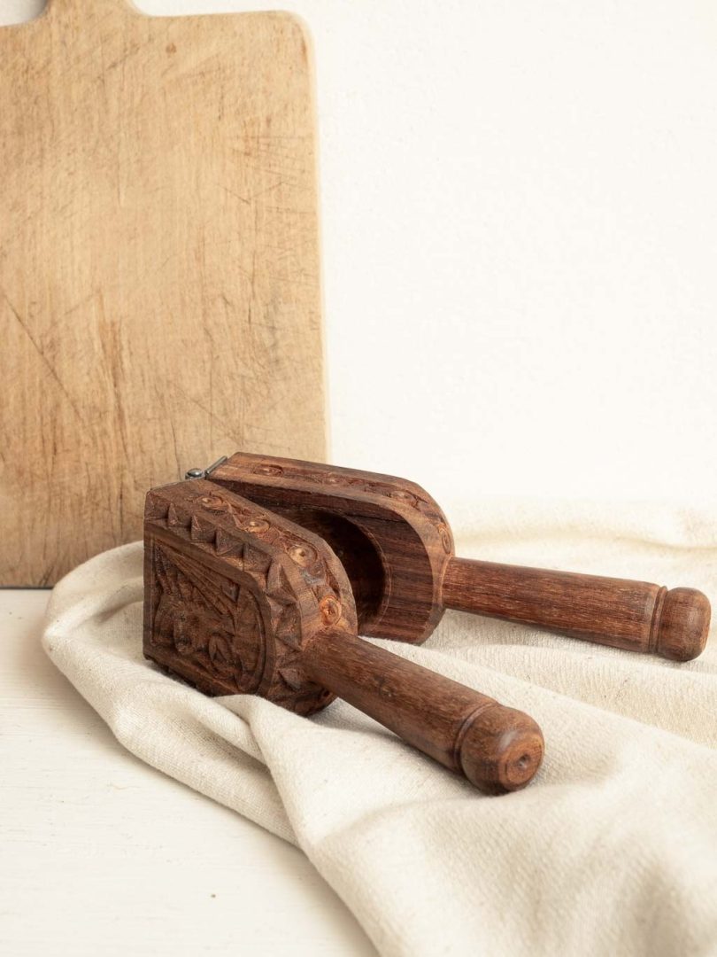 ancien presse citron manuel en bois.