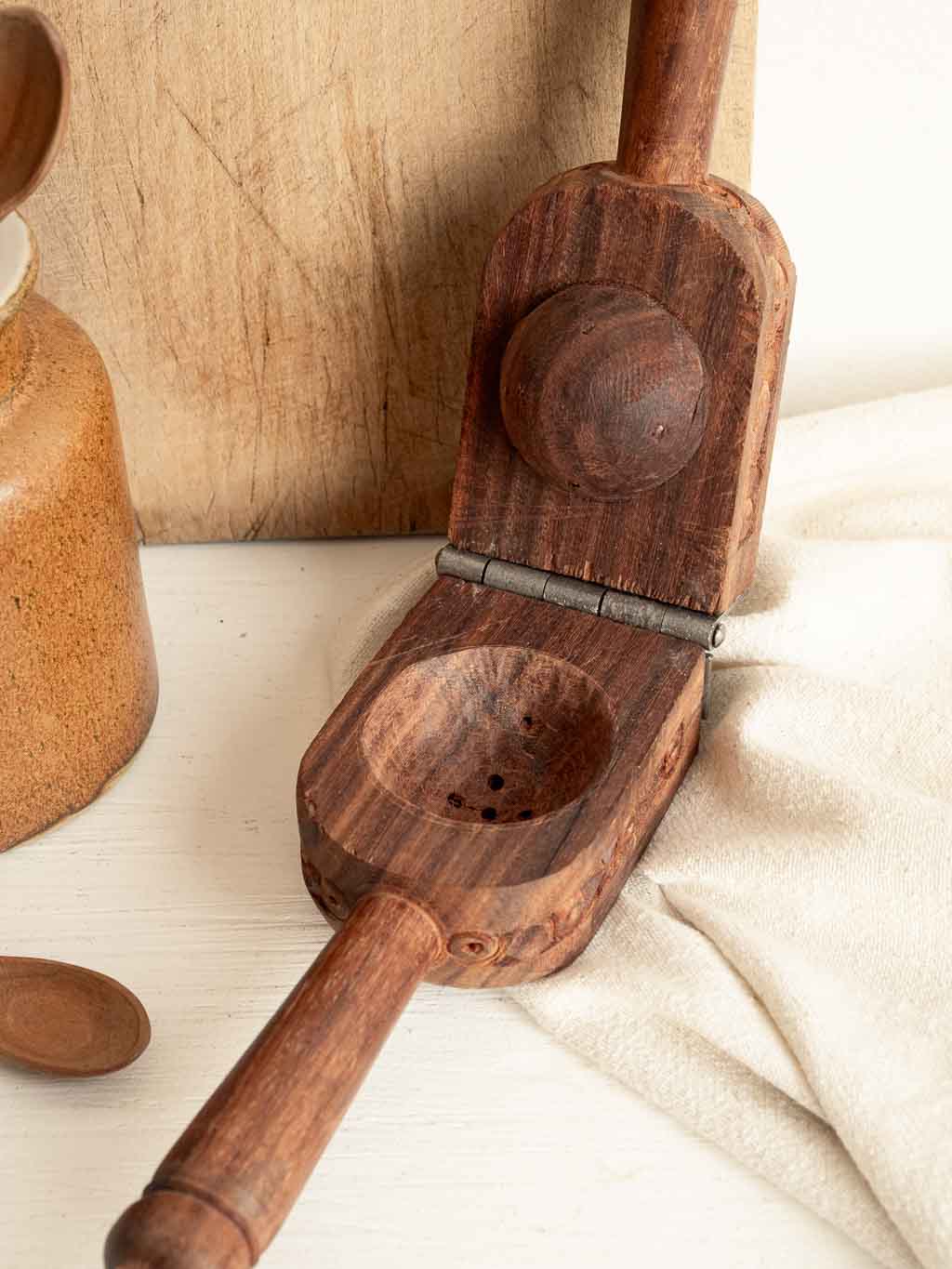 ancien presse citron manuel en bois.