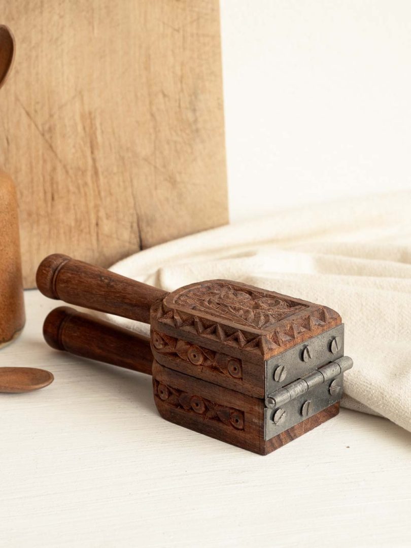 ancien presse citron manuel en bois.