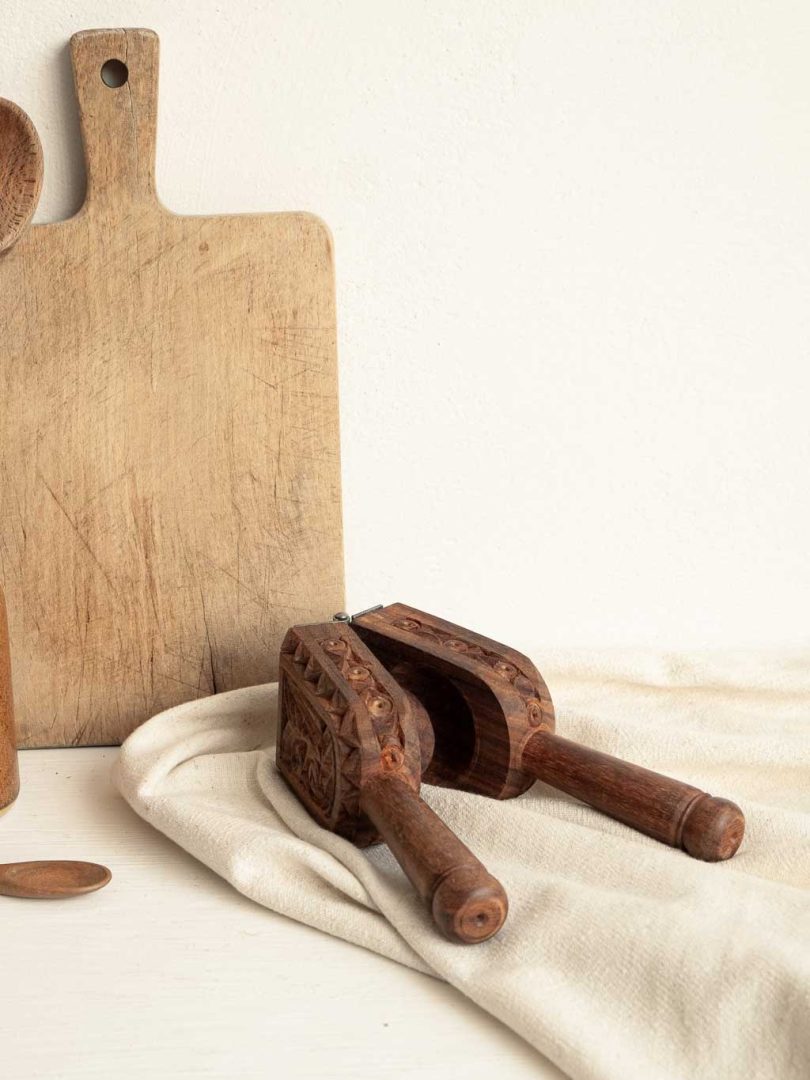 ancien presse citron manuel en bois.