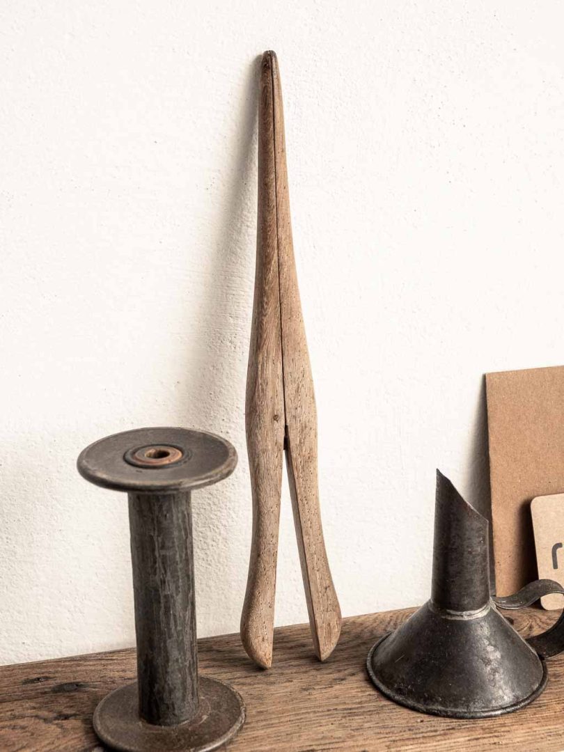Ancienne pince à gants en bois brut (chêne)