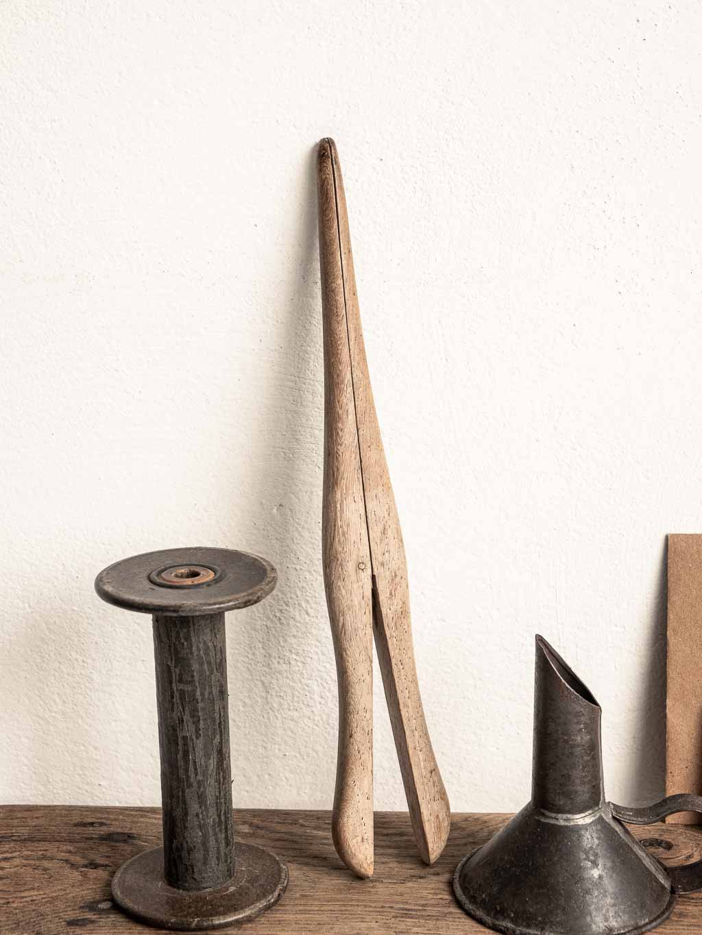 Ancienne pince à gants en bois brut (chêne)