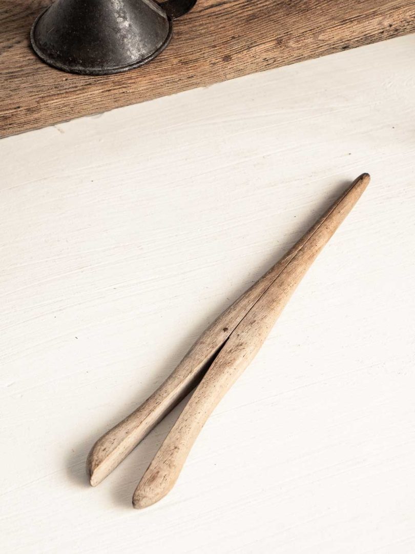 Ancienne pince à gants en bois brut (chêne)
