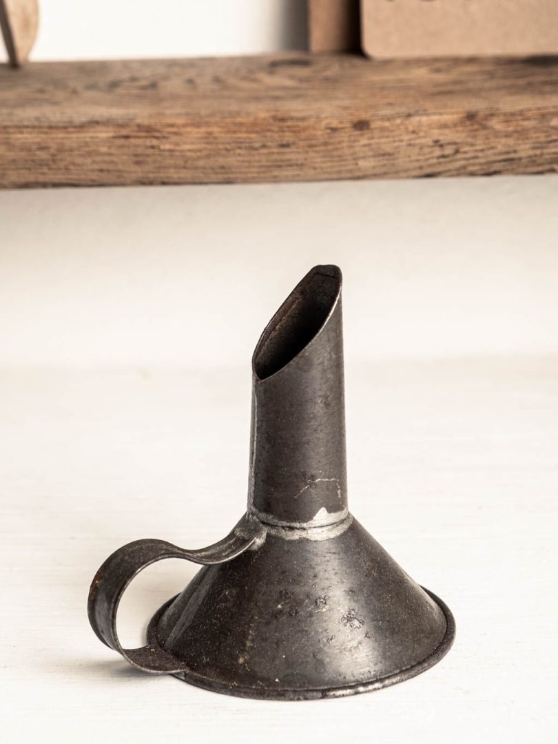 ancien petit entonnoir en métal