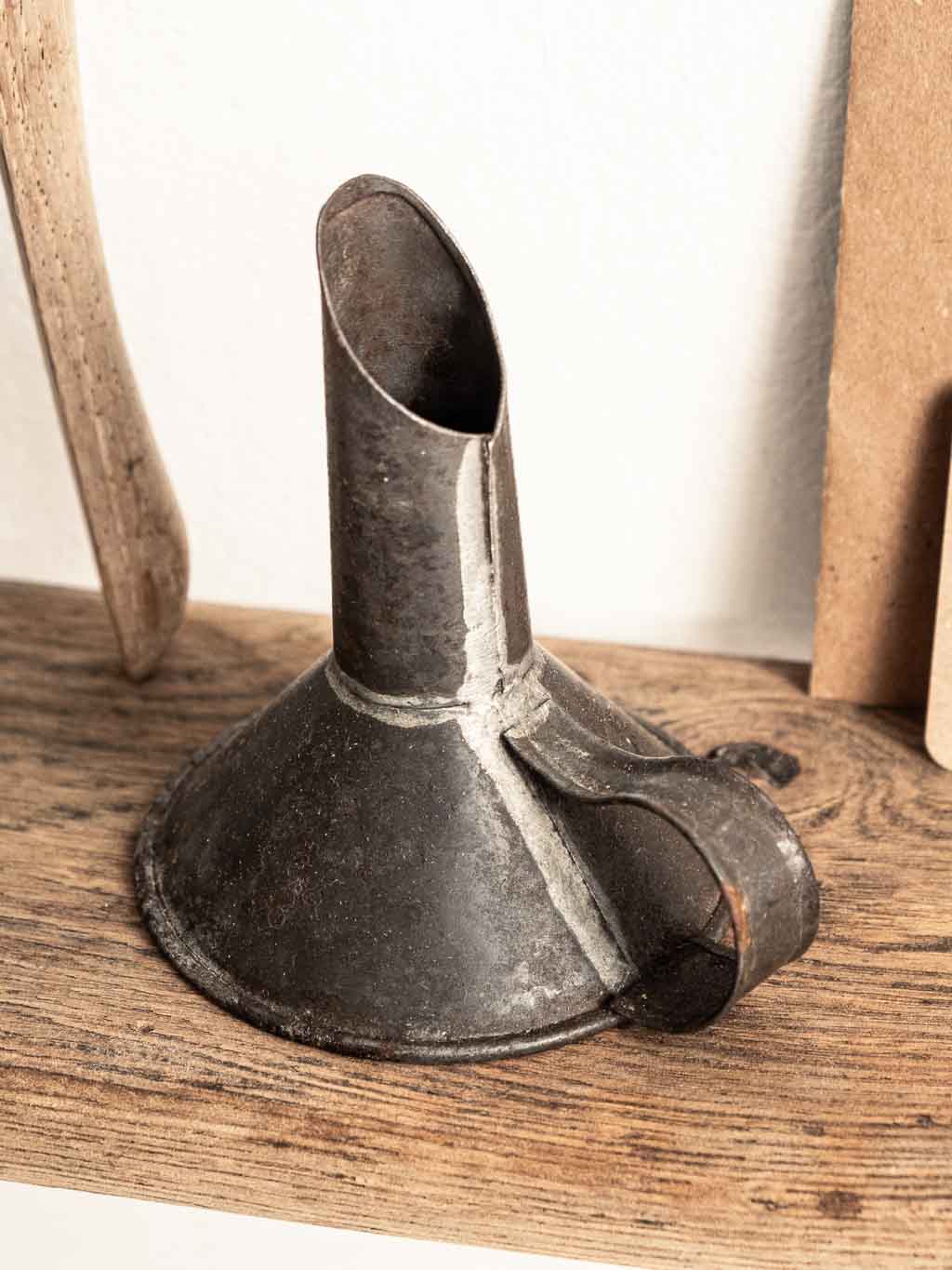 ancien petit entonnoir en métal