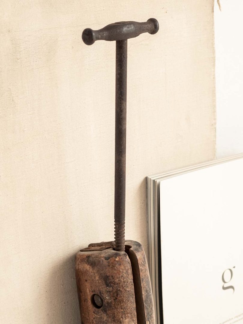 embauchoir, ancienne forme chaussure cordonnier en bois et métal