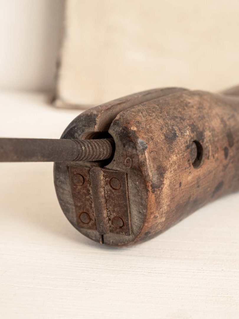 embauchoir, ancienne forme chaussure cordonnier en bois et métal, détail charnière
