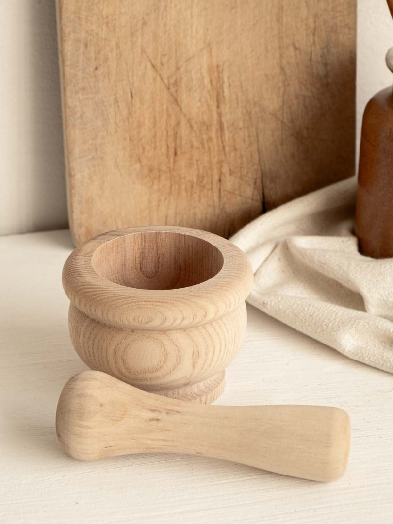 Petit mortier et son pilon en bois brut