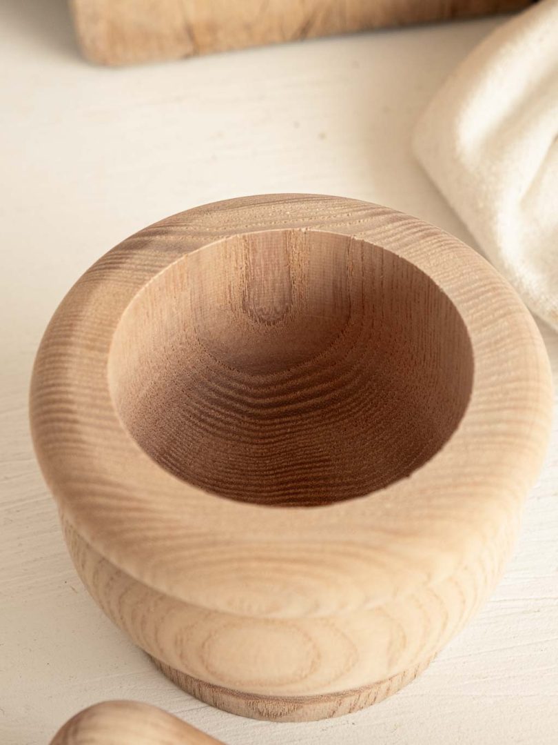 Petit mortier et son pilon en bois brut