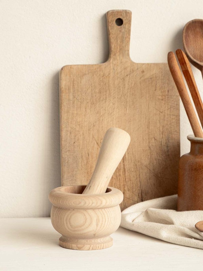 Petit mortier et son pilon en bois brut