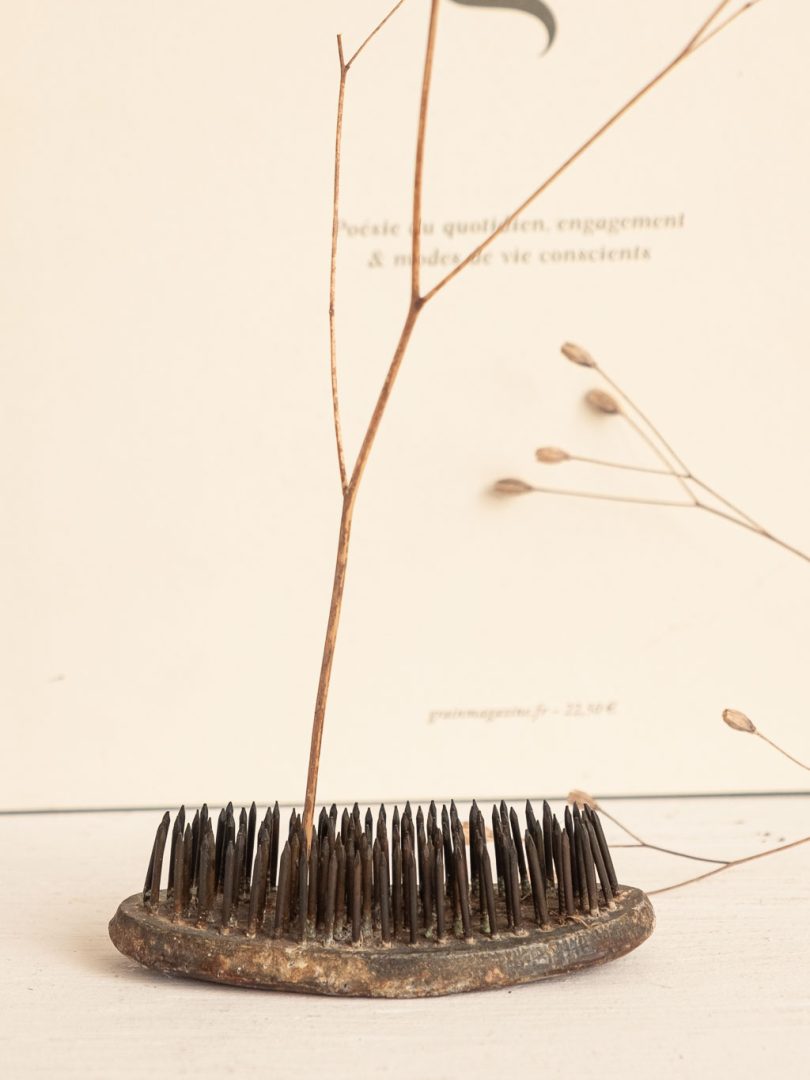 pique fleurs ovale kenzan en métal ancien pour ikebana