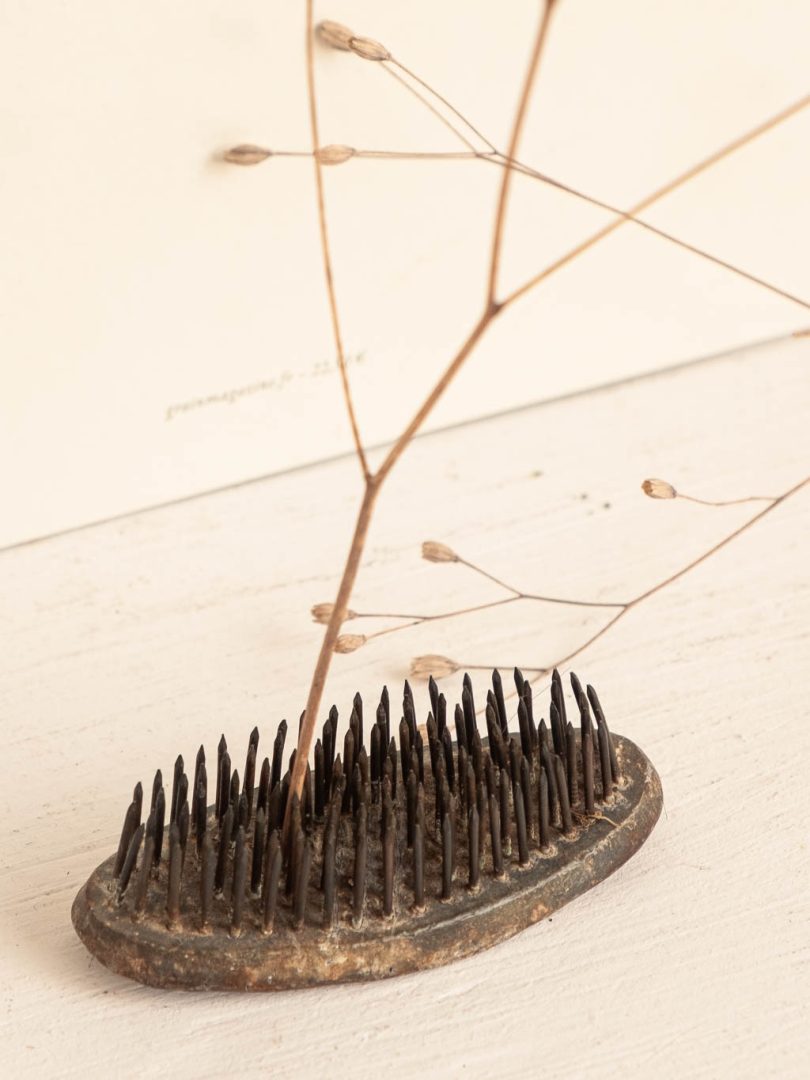 pique fleurs ovale kenzan en métal ancien pour ikebana