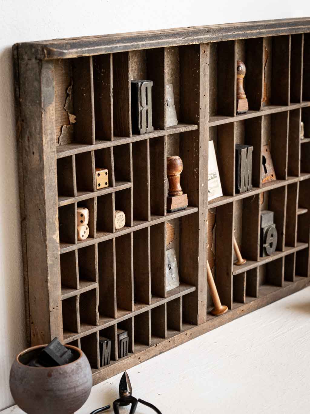Ancien casier tiroir d'imprimerie en bois avec petites cases