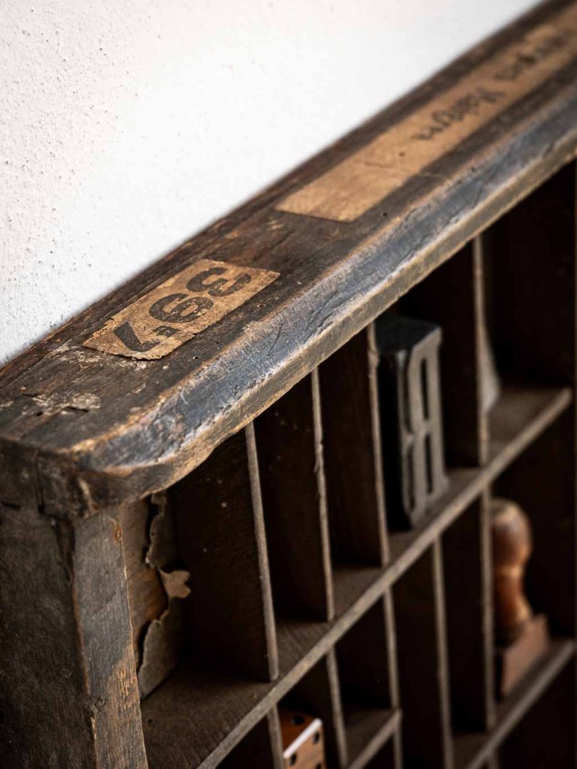 Ancien casier tiroir d'imprimerie en bois avec petites cases